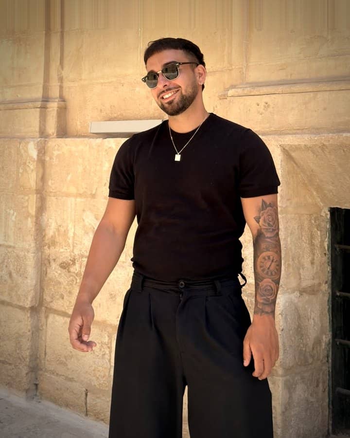 David Madrazo sonriendo, con gafas de sol y camiseta negra.